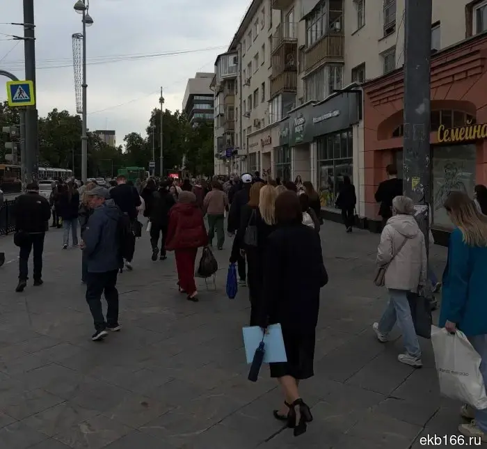 Everyone is walking: trams have stopped on Lenin Avenue.