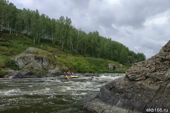 Туриста вытащили из воды после аварии катамаранов на реке Реж (ФОТО)